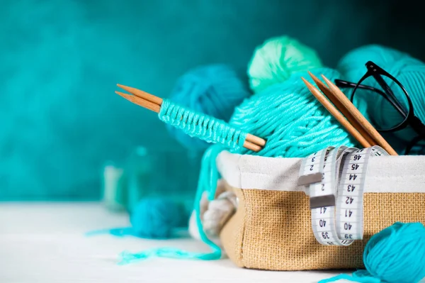 Hilado azul y aguamarina para tejer en una canasta. Aguja de tejer —  Fotos de Stock