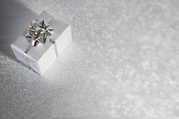 Silberne Weihnachtsgeschenke auf glitzerndem Hintergrund — Stockfoto
