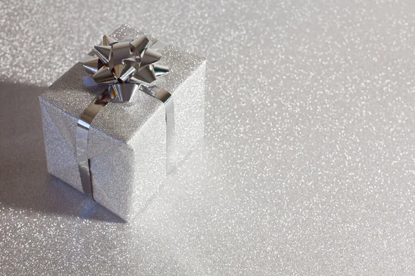Silver holiday gåvor på glitter bakgrund — Stockfoto