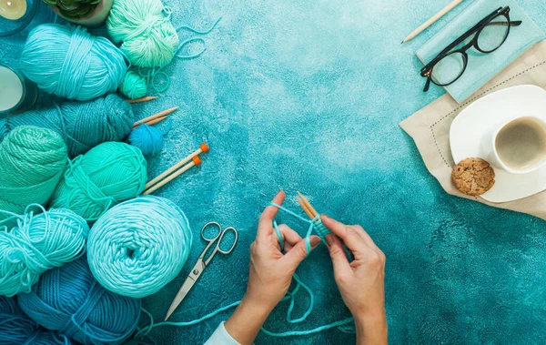 Fils pour le tricot menthe, bleu, vert, turquoise et tricot besoin — Photo