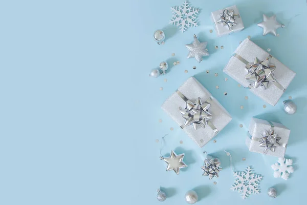 Vánoční prapor. Vánoční stříbro a třpytky dárky box, modrý backgr — Stock fotografie