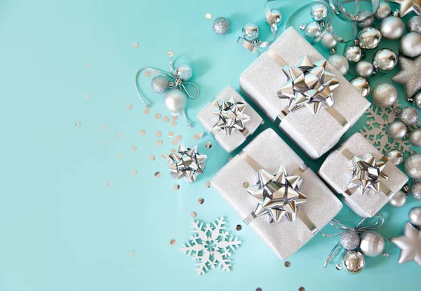 Vánoční prapor. Vánoční stříbro a třpytky dárky box, modrý backgr — Stock fotografie