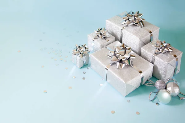 Banner de Navidad. Caja de regalos de plata y brillo de Navidad, fondo azul — Foto de Stock