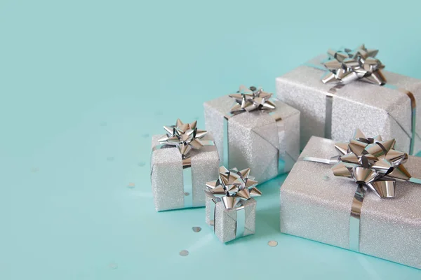 Banner de Navidad. Caja de regalos de plata y brillo de Navidad, fondo azul — Foto de Stock
