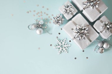 Noel afişi. Xmas gümüşü ve parıltılı hediye kutusu, mavi sırt.