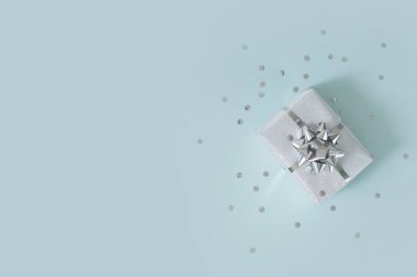 Noel afişi. Xmas gümüş ve parıltılı hediye kutusu, mavi taşra