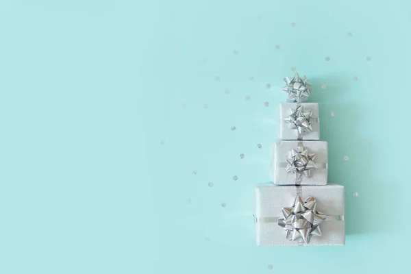 Karácsonyi zászló. Karácsonyi ezüst és csillogó ajándékok doboz, kék backgr — Stock Fotó