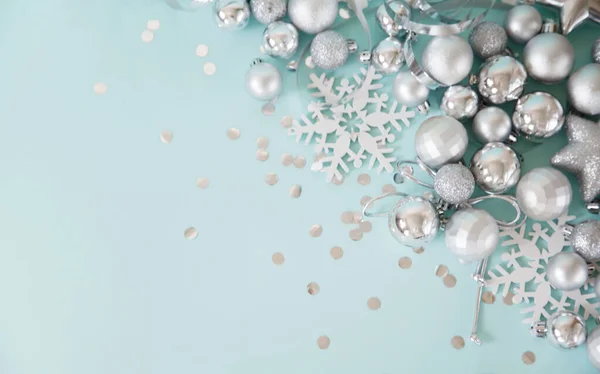 Weihnachtsbanner. Weihnachtsgeschenkschachtel aus Silber und Glitzer, blauer Backgr — Stockfoto