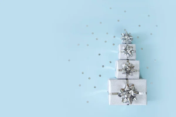Різдвяний банер. Різдвяна срібна та блискуча подарункова коробка, синій фон — стокове фото