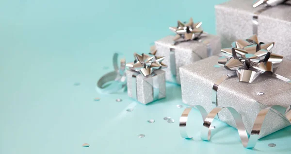 Banner de Navidad. Caja de regalos de plata y brillo de Navidad, fondo azul — Foto de Stock