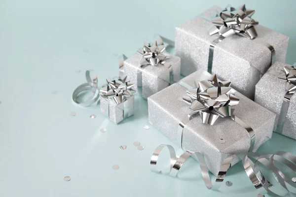 Kerstspandoek. Kerstzilver en glitter geschenkdoosje, blauwe backgr — Stockfoto