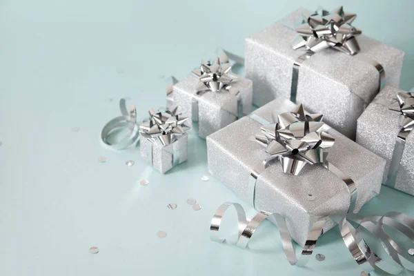 Banner de Navidad. Caja de regalos de plata y brillo de Navidad, fondo azul — Foto de Stock