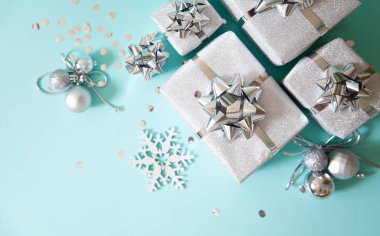 Noel afişi. Xmas gümüşü ve parıltılı hediye kutusu, mavi sırt.