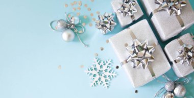 Noel afişi. Xmas gümüşü ve parıltılı hediye kutusu, mavi sırt.