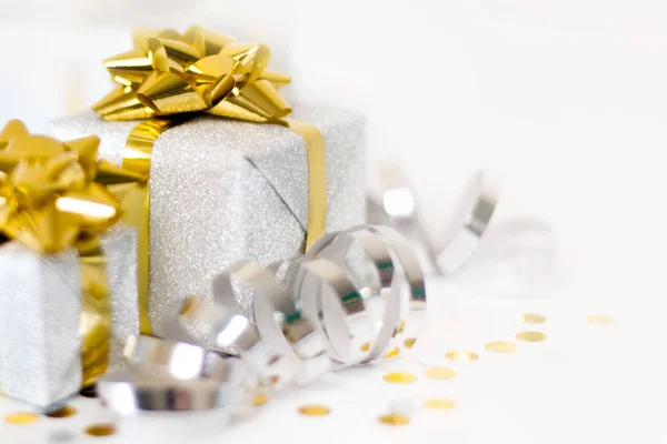 Banner de Navidad. Caja de regalos de plata de Navidad con arcos de oro, ba blanca — Foto de Stock