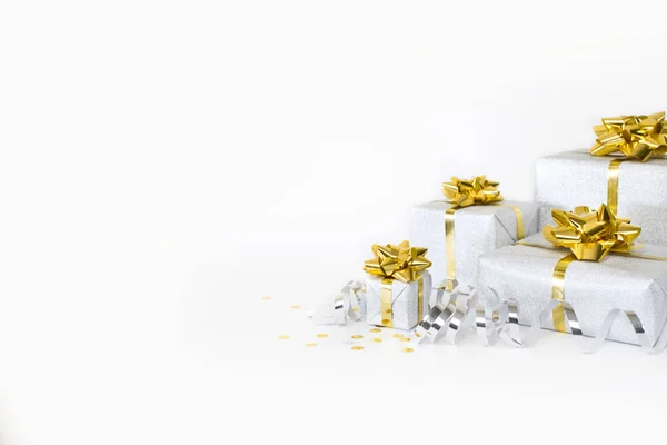 Banner de Navidad. Caja de regalos de plata de Navidad con arcos de oro, ba blanca — Foto de Stock