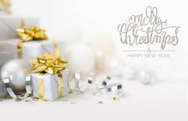 Noel afişi. Altın yaylı Xmas gümüş hediye kutusu, beyaz ba