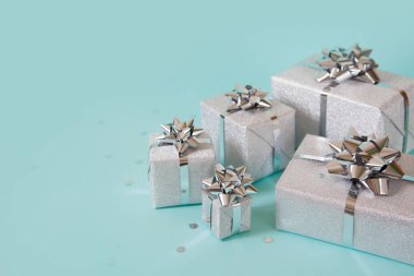 Noel afişi. Xmas gümüşü ve parıltılı hediye kutusu, mavi sırt.