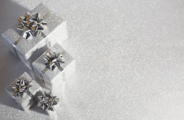 glitter zemin üzerine gümüş tatil hediye