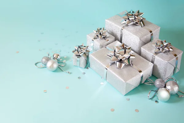 Weihnachtsbanner. Weihnachtsgeschenkschachtel aus Silber und Glitzer, blauer Backgr — Stockfoto