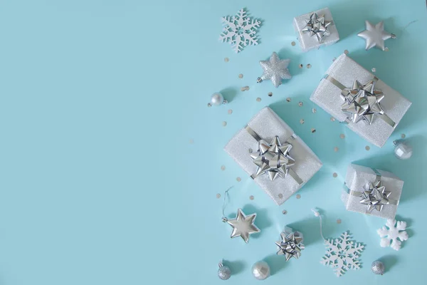 Kerstspandoek. Kerstzilver en glitter geschenkdoosje, blauwe backgr — Stockfoto