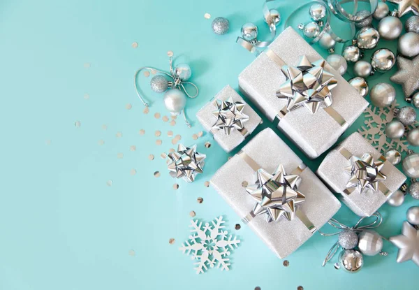 Stendardo di Natale. Confezione regalo Natale argento e glitter, retro blu — Foto Stock