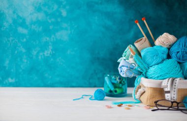 Sepette örgü örmek için pamuk ipliği. Tahta örgü iğneleri. Evet.