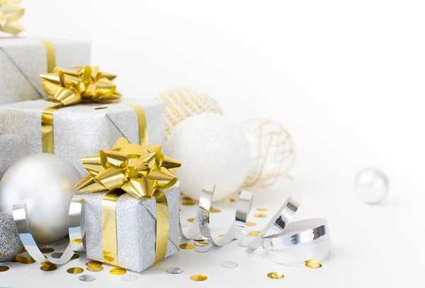 Banner de Navidad. Caja de regalos de plata de Navidad con arcos de oro, ba blanca — Foto de Stock