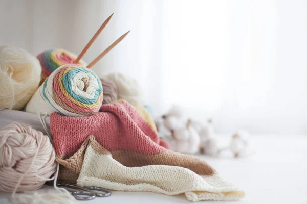 Вязание шерсти и вязание иголок в пастельных тонах на белом набережной — стоковое фото