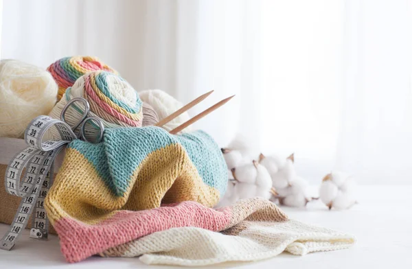 Tricô de lã e agulhas de tricô em cores pastel no bac branco — Fotografia de Stock