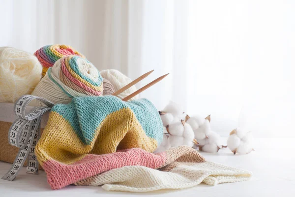 Tricô de lã e agulhas de tricô em cores pastel no bac branco — Fotografia de Stock