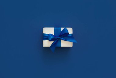 Mavi klasik arka planda şenlikli bir Noel dekoru. Gümüş Gif