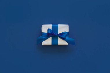 Mavi klasik arka planda şenlikli bir Noel dekoru. Gümüş Gif