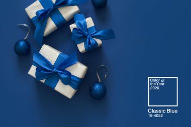 Mavi klasik arka planda şenlikli bir Noel dekoru. Gümüş Gif