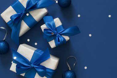 Mavi klasik arka planda şenlikli bir Noel dekoru. Gümüş Gif