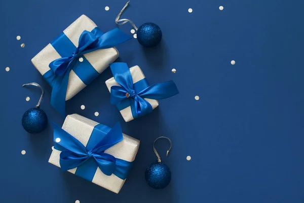 Slavnostní vánoční dekor na modrém klasickém pozadí. Stříbrný gif — Stock fotografie