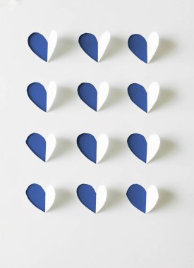 Klasik Mavi işte. 2020 Yılı Rengi. Kalpler beyaz babadan çıkarılmış.