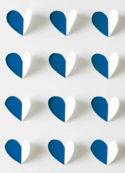 Klassisch blau. Farbe des Jahres 2020. Herzen ausgeschnitten aus weißen pa — Stockfoto