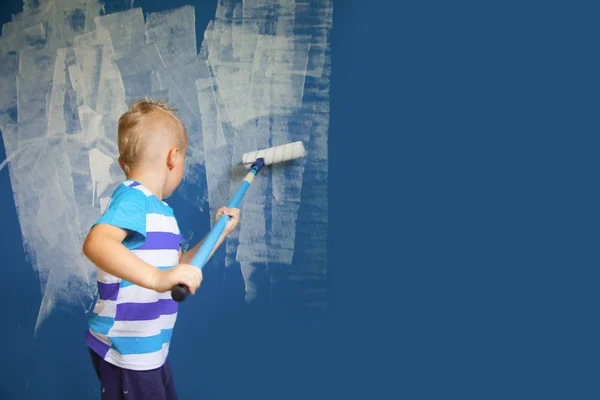 Azul clásico. Color del año 2020. Un niño está pintando un azul — Foto de Stock