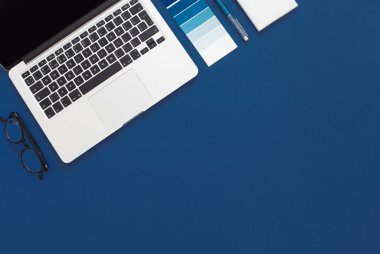 Klasik Mavi işte. 2020 Yılı Rengi. Çalışma alanının üst görünümü