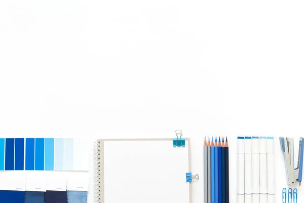 Klassisch blau. Farbe des Jahres 2020. Ansicht des Arbeitsbereichs mit — Stockfoto