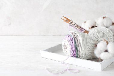 Pamuk ipliği, örgü örmenin başlangıcı, örgü şişleri. Beyaz 
