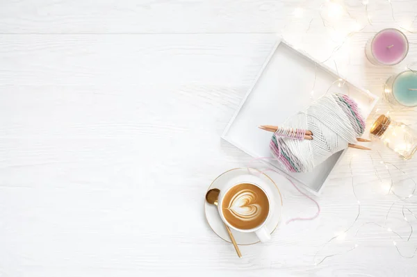 Une tasse de café, des bougies et du fil de coton, le début du tricot — Photo