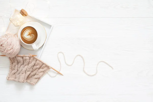 Kopp kaffe och stickning varm ylletröja på vintern wee — Stockfoto