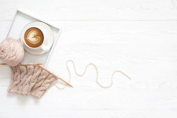 Cup of coffee and Knitting warm woolen sweater in the winter wee — Stock Photo, Image