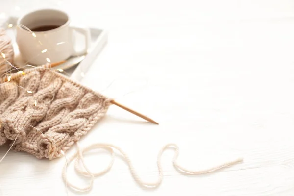 Xícara de café e tricô camisola de lã quente no inverno wee — Fotografia de Stock