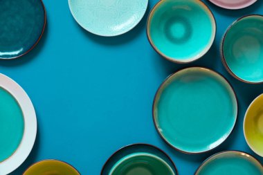 Mavi zemin üzerinde boş düz ve derin plakalar.