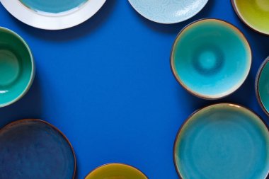 Mavi zemin üzerinde boş düz ve derin plakalar.