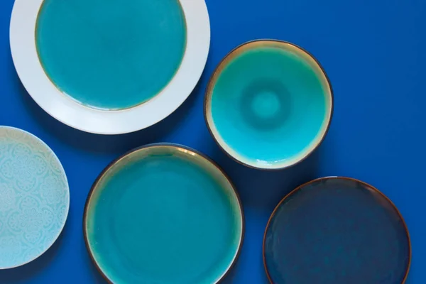 Пустые плоские и глубокие плиты на синем фоне . — стоковое фото