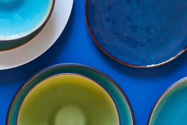 Empty flat and deep plates on a blue background. — Stock Photo, Image